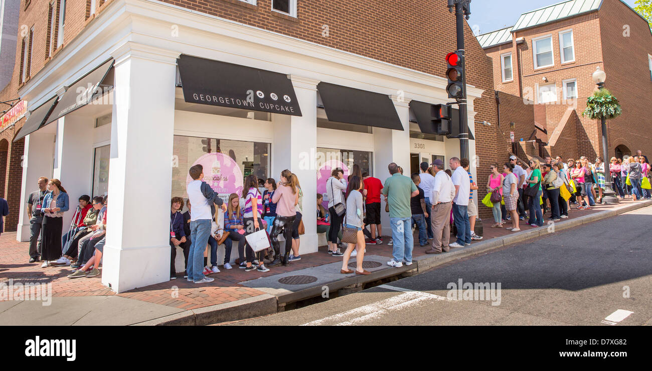 WASHINGTON, DC, USA - Les gens faisant la queue pour Georgetown Cupcake shop au coin de M et 33e rues de Georgetown. Banque D'Images