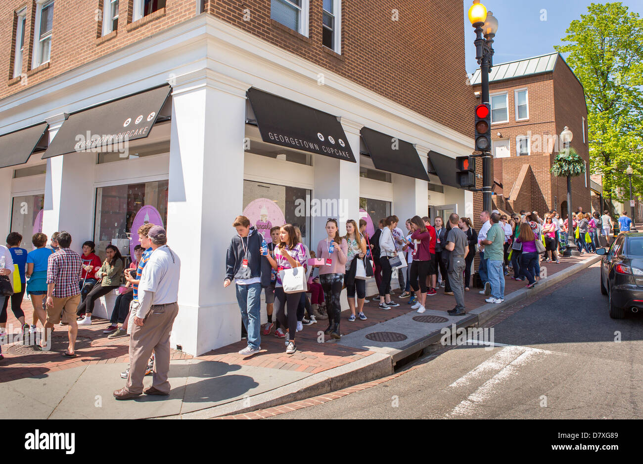 WASHINGTON, DC, USA - Les gens faisant la queue pour Georgetown Cupcake shop au coin de M et 33e rues de Georgetown. Banque D'Images