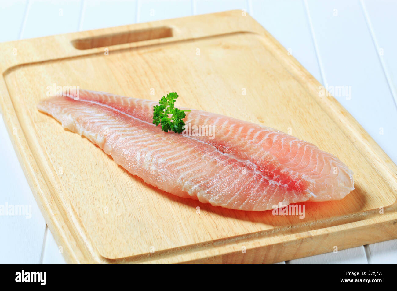 Filet de poisson frais sur une planche à découper Banque D'Images
