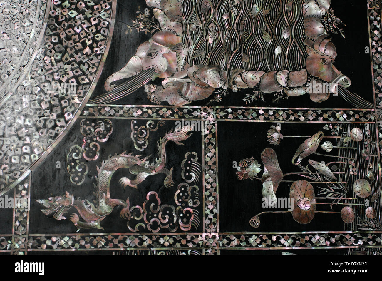 Inlaid pearl sculpture d'imagerie bouddhique sur la plante du pied du Bouddha couché du Wat Po à Bangkok. Banque D'Images