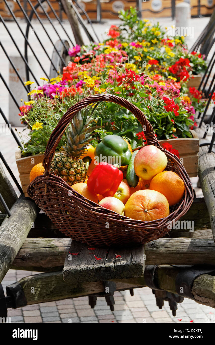 Corbeille de fruits à l'ancien wagon en bois, couleurs chaudes Banque D'Images