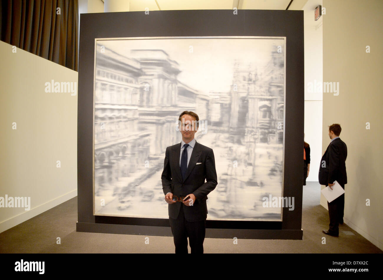 Tobias Meyer, chef de l'art contemporain chez Sotheby's et chef de l'encanteur, se dresse en face de Gerhard Richter's 'Domplatz, Mailand' ('la place de la Cathédrale, Milan') chez Sotheby's à New York, USA, 03 mai 2013. L'image a été mis aux enchères à Sotheby's à New York pour 37,1 millions de dollars (environ 29 millions d'euros). Selon le marchand d'art Sotheby's, la vente aux enchères a été un record de l'artiste allemand. Photo : Chris Melzer Banque D'Images