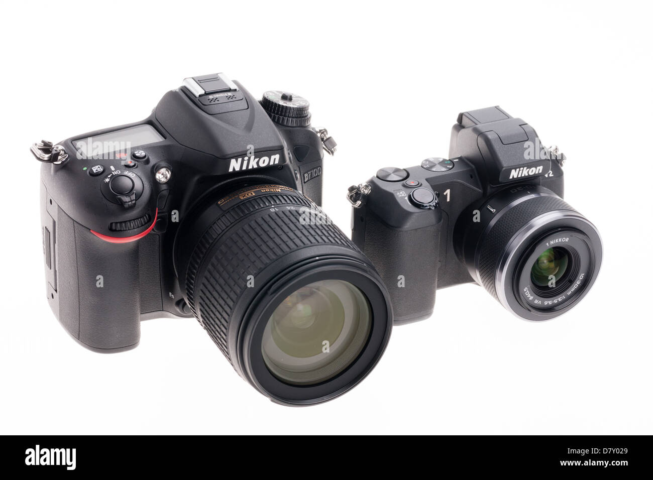 Nikon 1 V2 - appareil photo compact mirrorless ultra petit système. À côté  de format régulier DSLR Photo Stock - Alamy