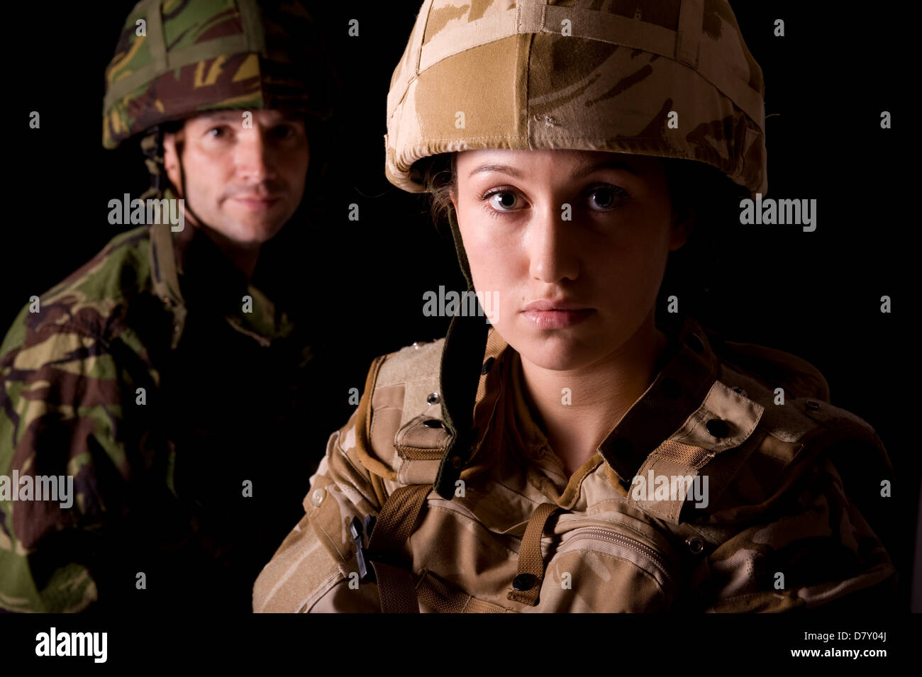 Femme soldat en uniforme du désert militaire britannique en premier plan &  homme soldat en uniforme de camouflage vert dans l'arrière-plan Photo Stock  - Alamy