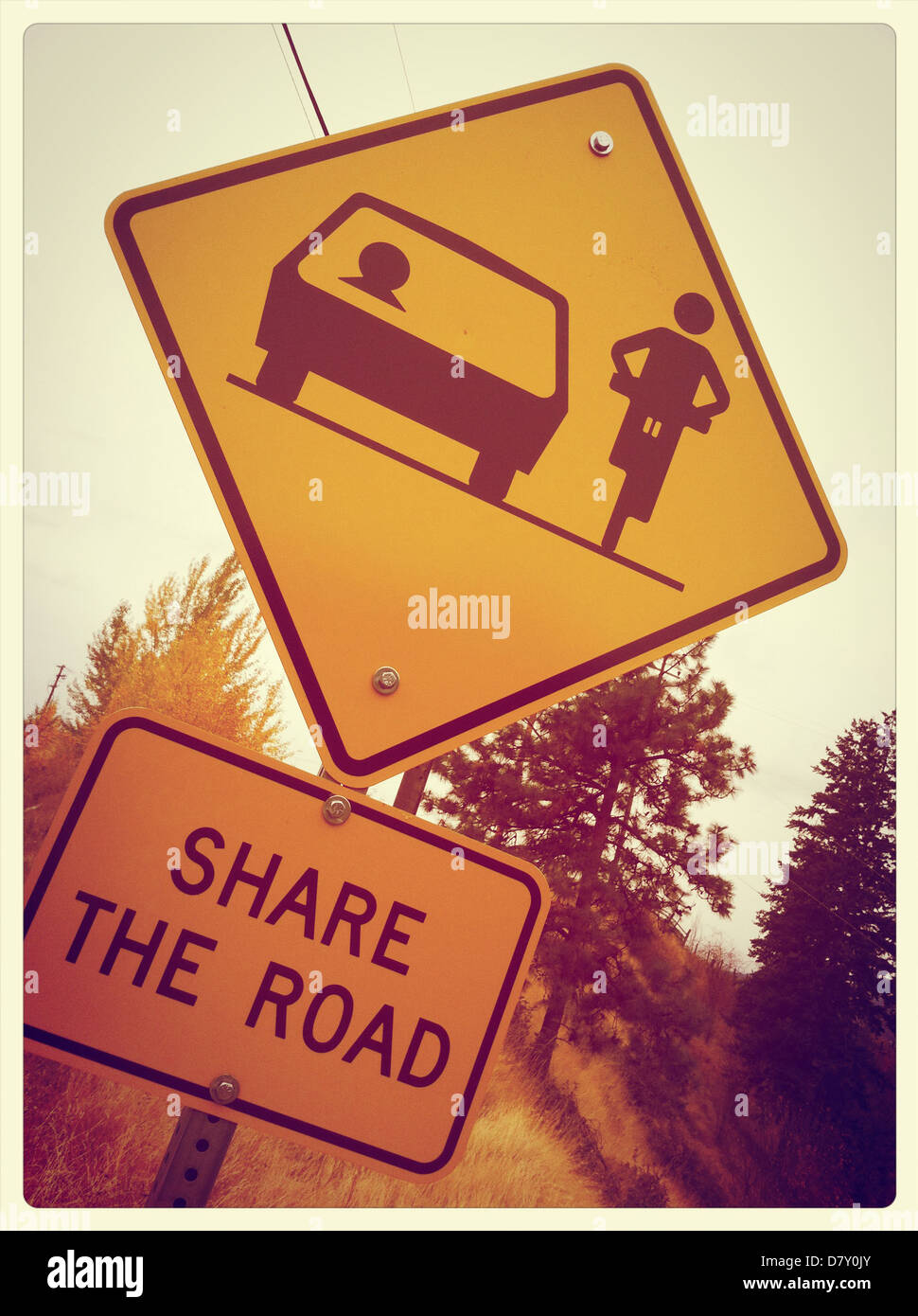 Close up of 'Partager la route' sign - Image de stock capturée avec un smartphone