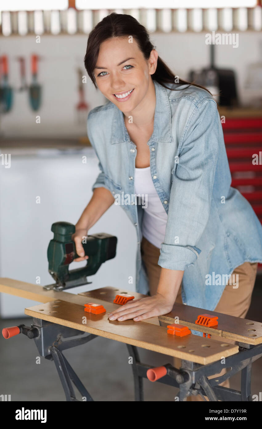 Femme travaillant en atelier Banque D'Images