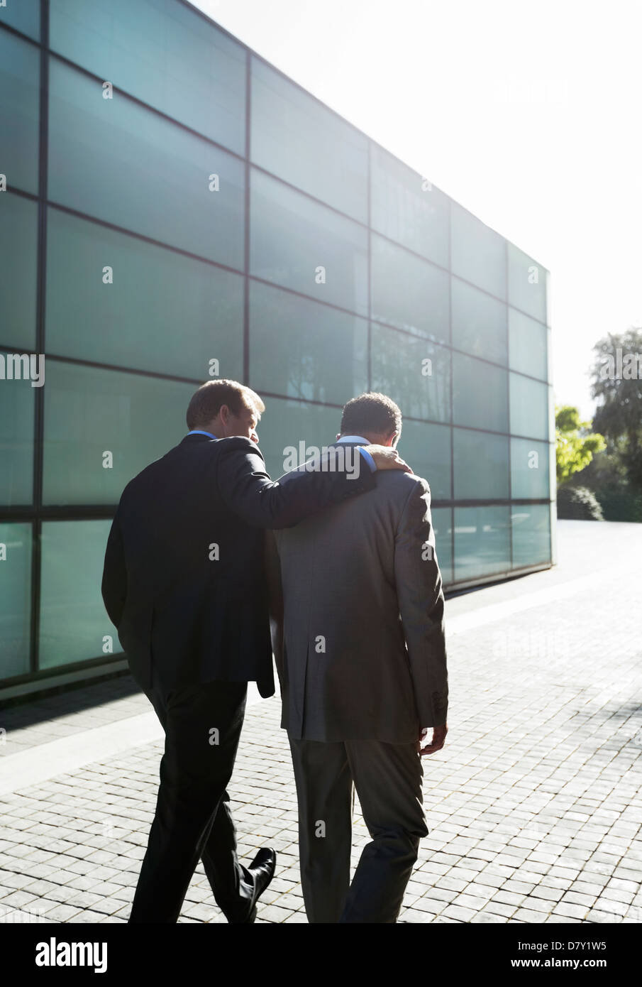 Businessmen talking on city street Banque D'Images