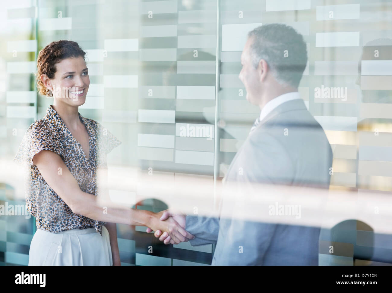 Business people shaking hands in office Banque D'Images