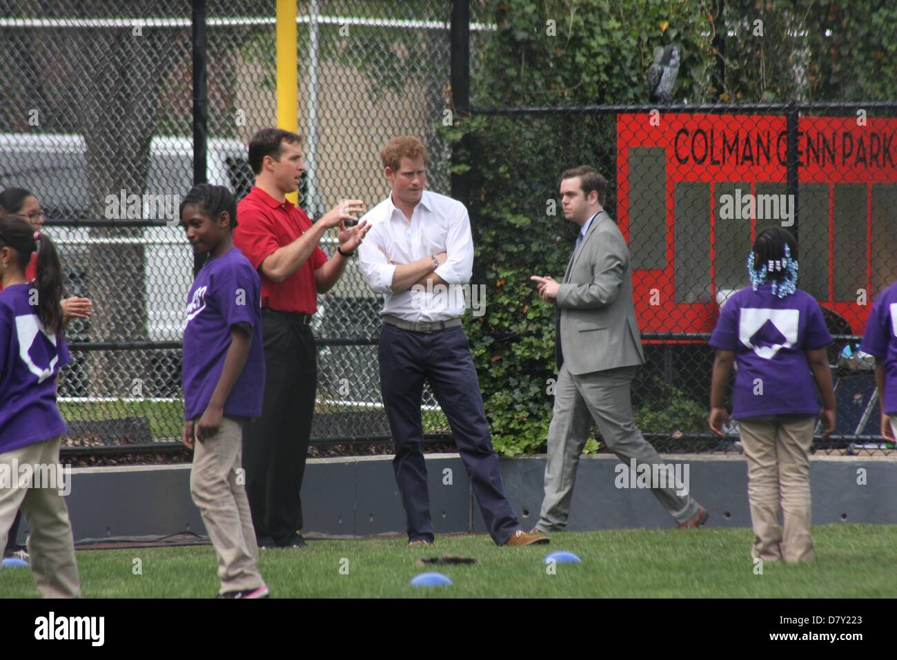 New York, USA. Le 14 mai 2013. Le prince Harry à New York avec le Premier ministre britannique, David Cameron, sur une nouvelle version de la London Routemaster bus à impériale rouge Le prince Harry est vu dans Harlem RBI'S au champ avec le joueur de premier but des Yankees de New York Mark Teixeira. (Crédit Image : Crédit : William Regan/Globe Photos/ZUMAPRESS.com/Alamy Live News) Banque D'Images