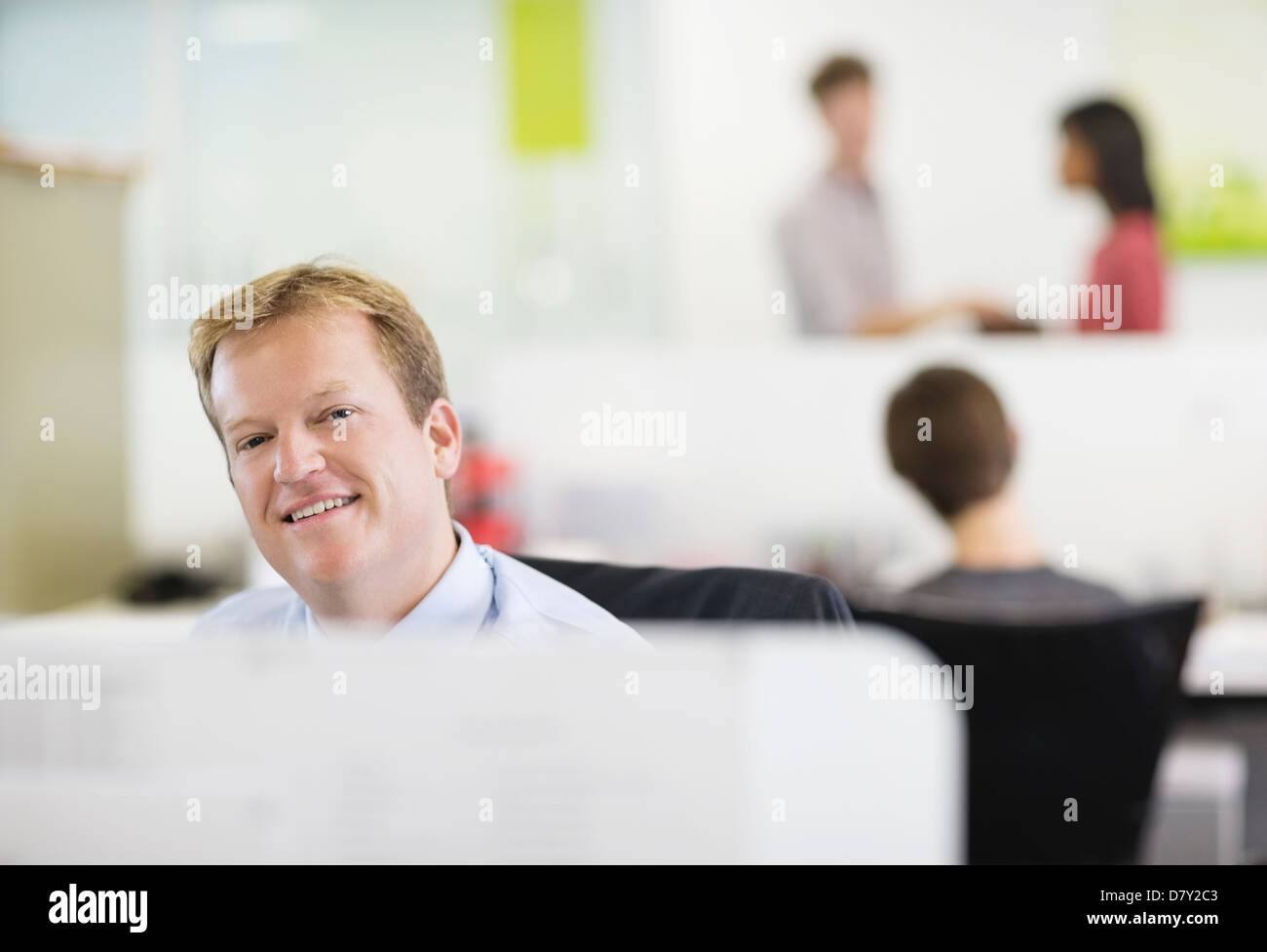 Businessman smiling at desk Banque D'Images