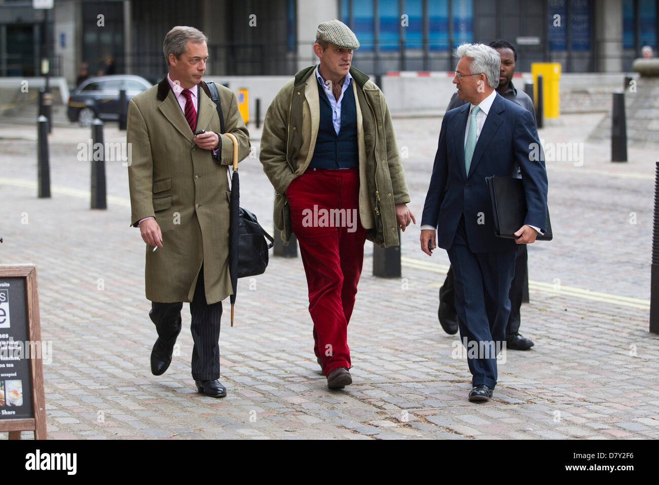 Westminster, London, UK. Le 15 mai 2013. Leader de l'UKIP Nigel Farage marcher avec Alan Duncan, député et ministre d'État au Développement International, à Westminster, London, UK .Crédit : Jeff Gilbert /Alamy Live News Banque D'Images