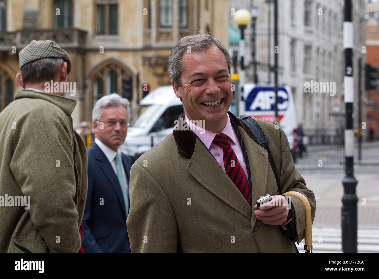 Westminster, London, UK. Le 15 mai 2013. Leader de l'UKIP Nigel Farage marcher avec Alan Duncan, député et ministre d'État au Développement International, à Westminster, London, UK .Crédit : Jeff Gilbert /Alamy Live News Banque D'Images