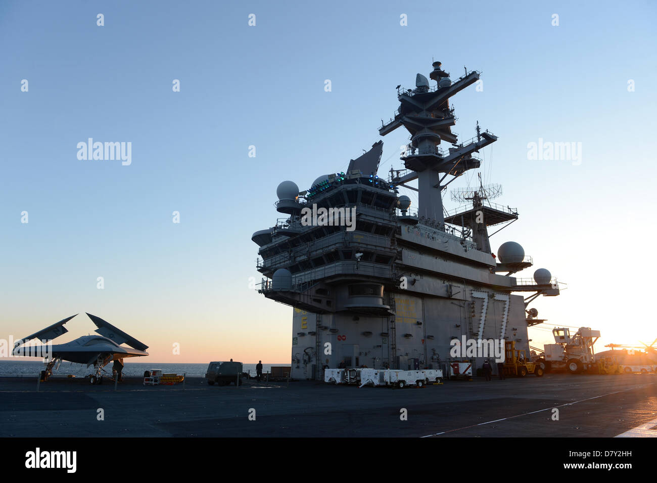 Les marins de l'US Navy déplacer le X-47B Unmanned Combat Air System aircraft au poste de pilotage pour lancer sur le porte-avions USS George H. W. Bush le 14 mai 2013 dans l'océan Atlantique. Le George H. W. Bush est le premier porte-avions à catapulte lancer avec succès un avion sans pilote à partir de son poste de pilotage. Banque D'Images