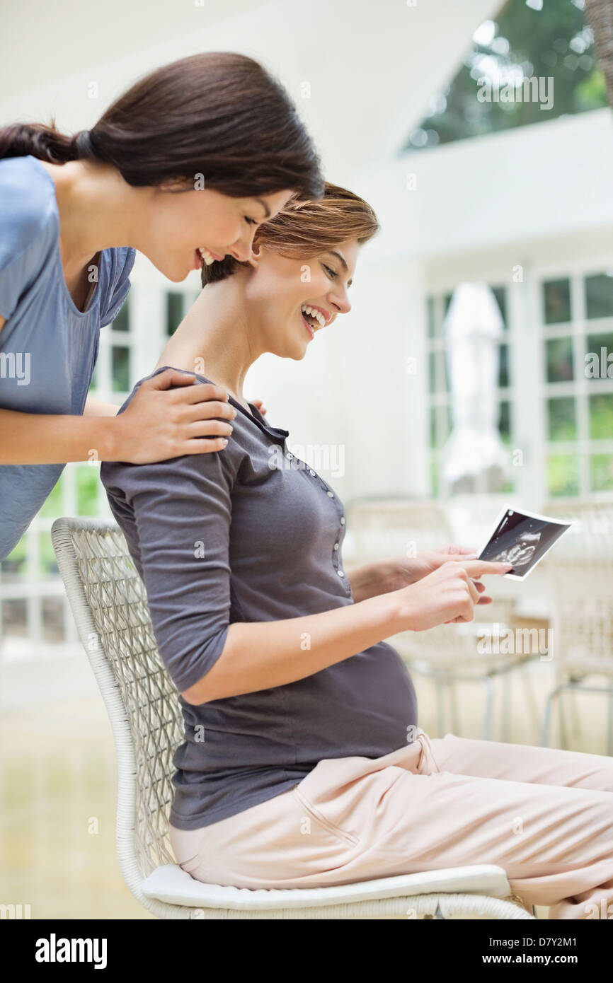Pregnant woman showing friend sonogram Banque D'Images