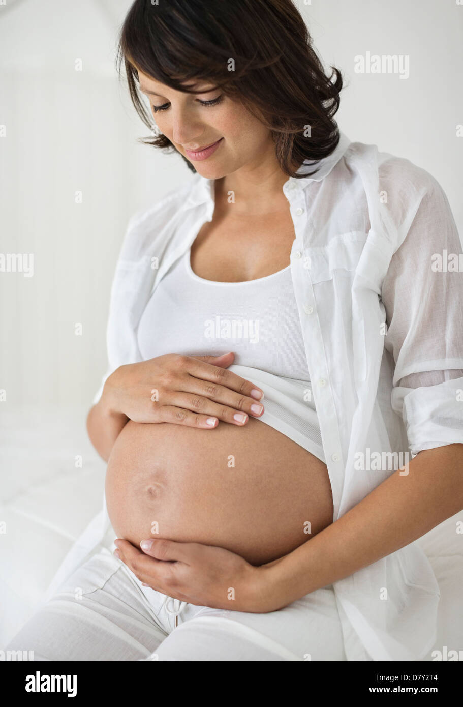 Pregnant woman holding her belly Banque D'Images