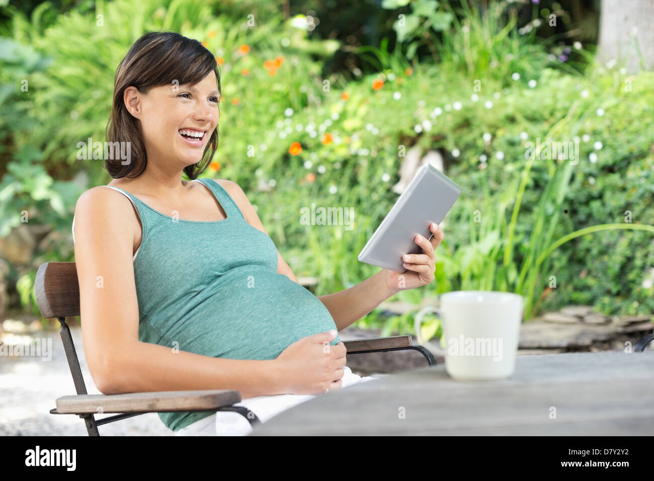 Pregnant woman using tablet computer Banque D'Images