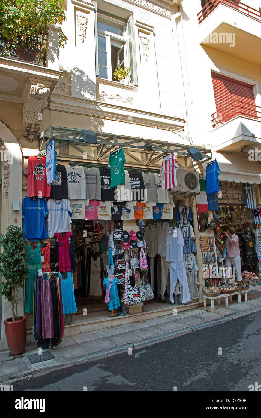 Une boutique de vêtements touristique à Athènes Banque D'Images