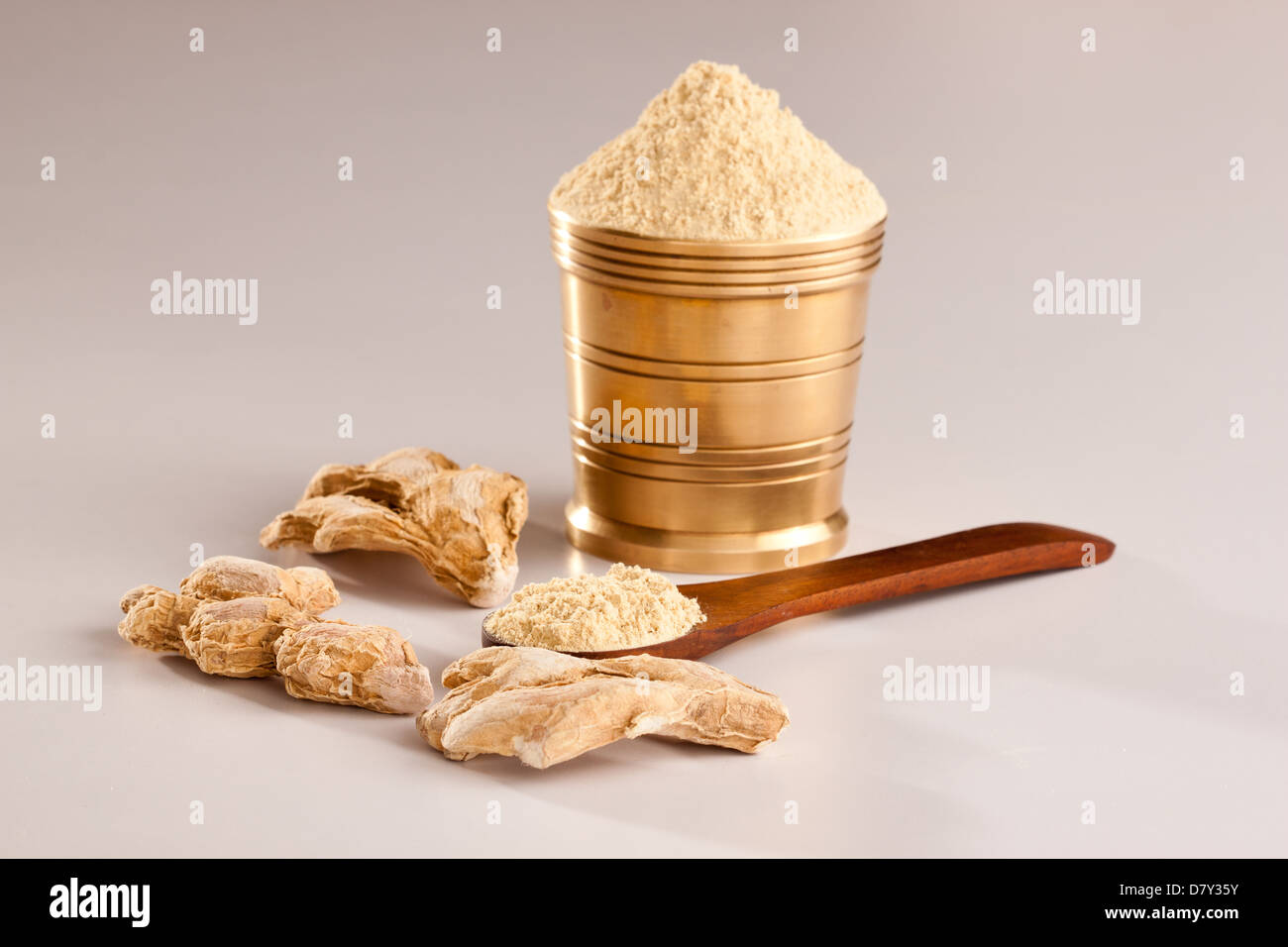 Le gingembre en poudre. Banque D'Images