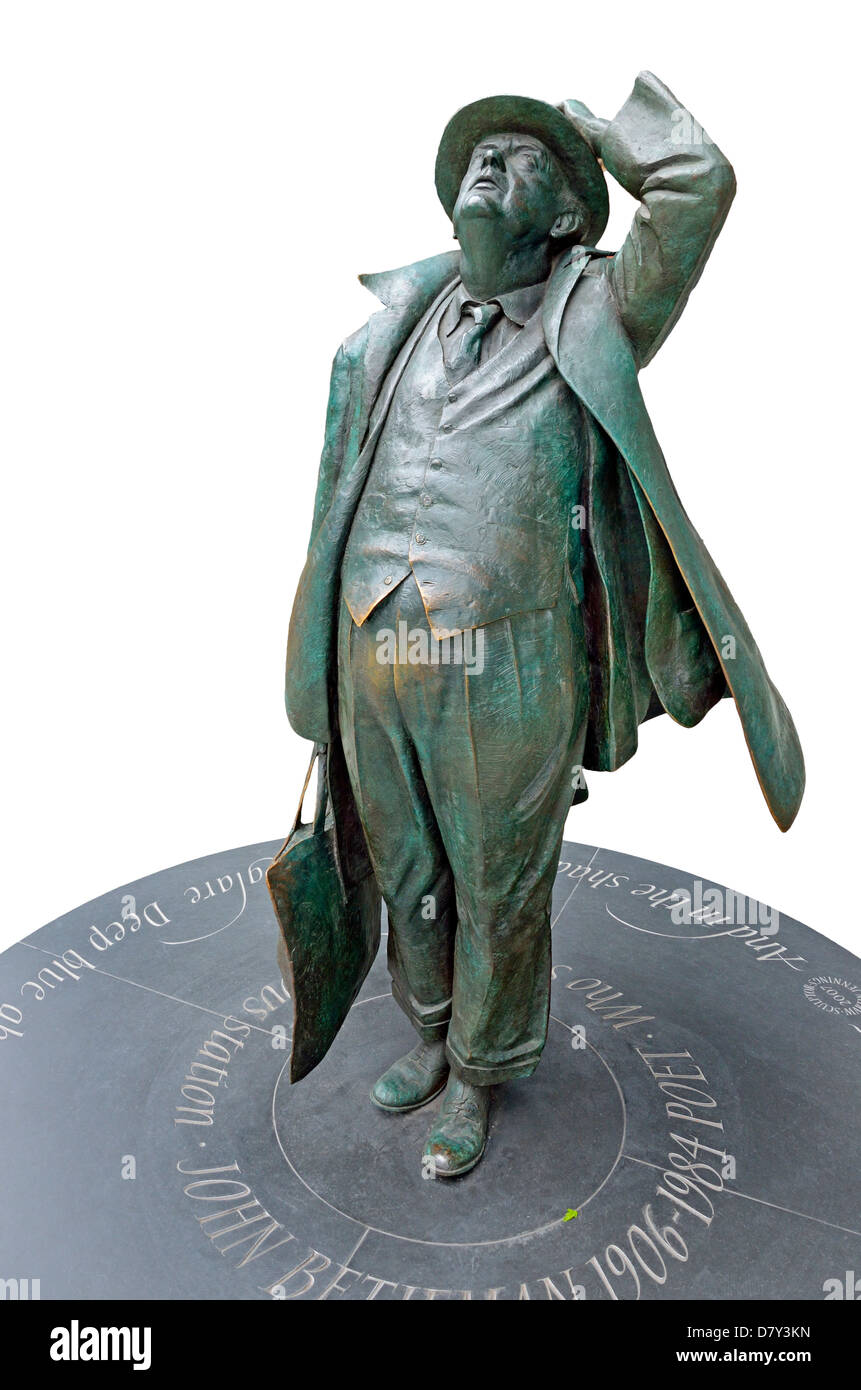 Londres, Angleterre, Royaume-Uni. La gare St Pancras. Statue : Sir John Betjeman (2007, Martin Jennings) sur l'étage supérieur Banque D'Images