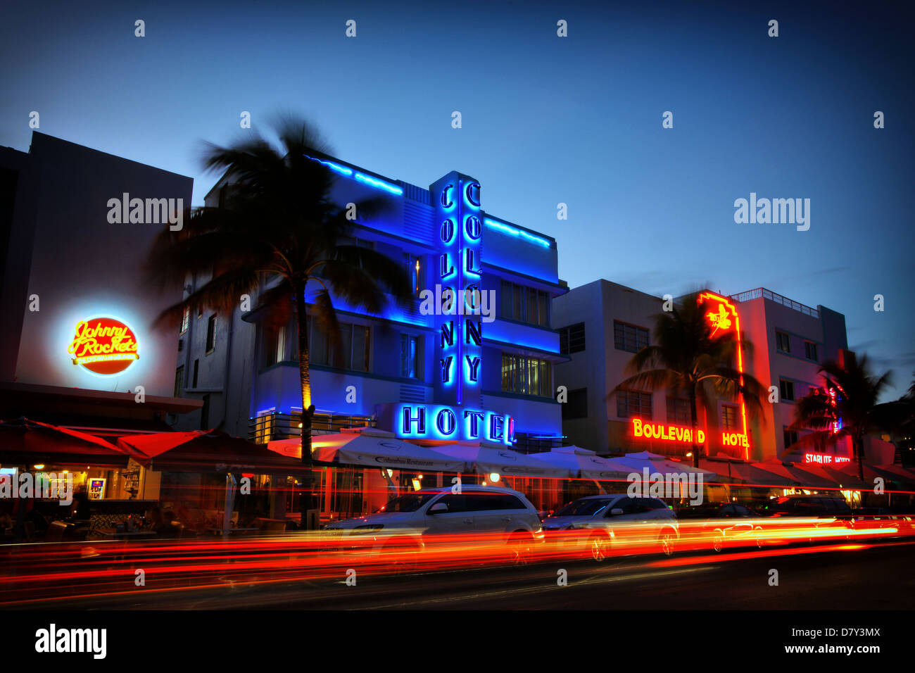 Ocean Boulevard à Miami Beach avec néons pendant le coucher du soleil Banque D'Images