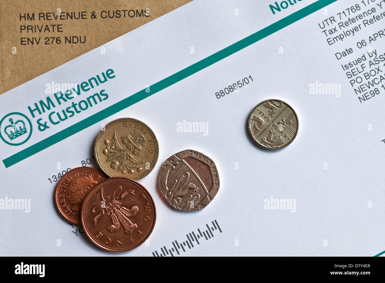 Gros plan de l'auto-évaluation des revenus et des douanes de HMRC HM Formulaire d'avis pour remplir une déclaration de revenus Angleterre Royaume-Uni Royaume GB Grande-Bretagne Banque D'Images
