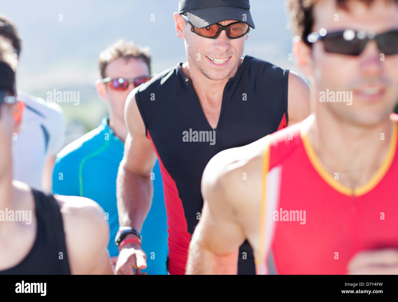 Les coureurs de race in rural landscape Banque D'Images