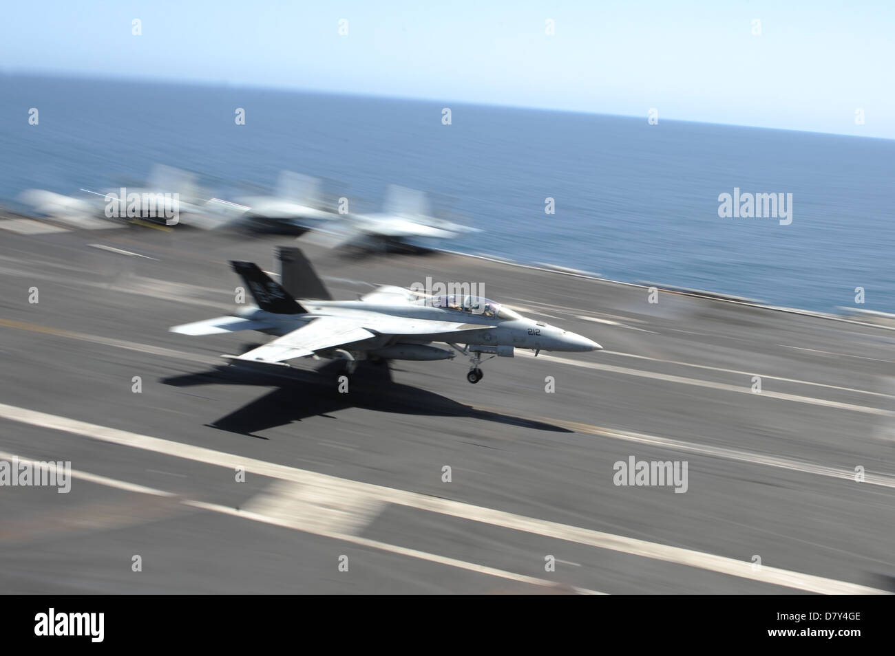 Un Super Hornet atterrit sur le poste de pilotage. Banque D'Images