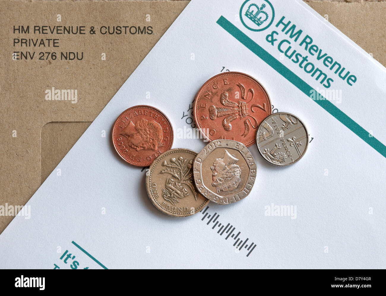 Gros plan de HMRC HM Revenue and Customs Self Assessment Notice pour remplir une déclaration d'impôt et pièces Angleterre Royaume-Uni GB Grande-Bretagne Banque D'Images