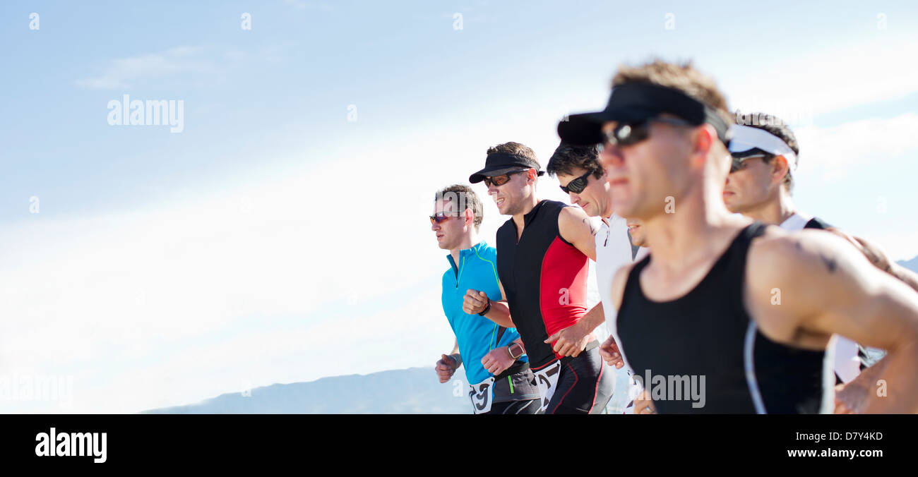 Les coureurs de race in rural landscape Banque D'Images