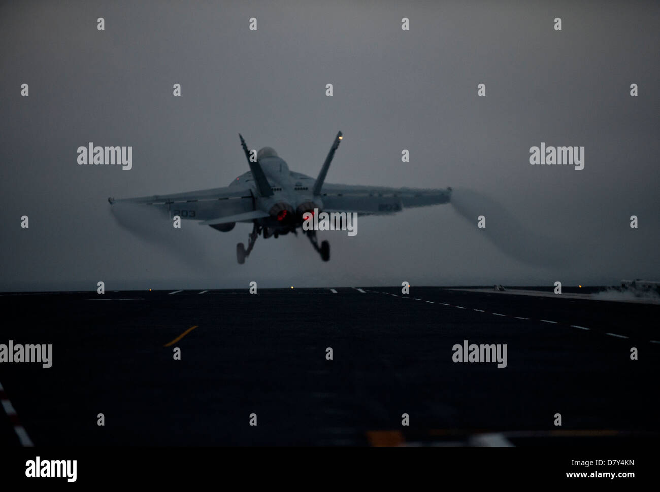 Un F/A-18E Super Hornet lance l'USS Carl Vinson. Banque D'Images