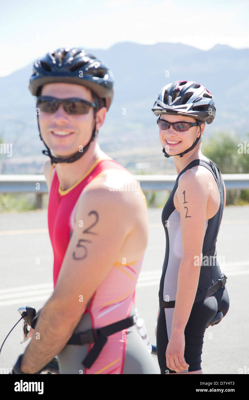 Les cyclistes en souriant avant de la race Banque D'Images