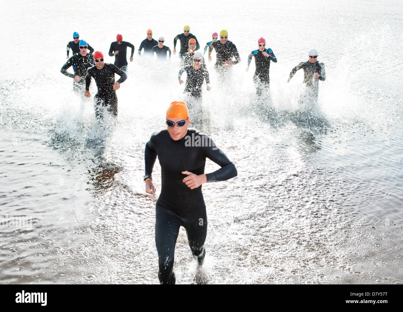 Triathletes emerging from water Banque D'Images