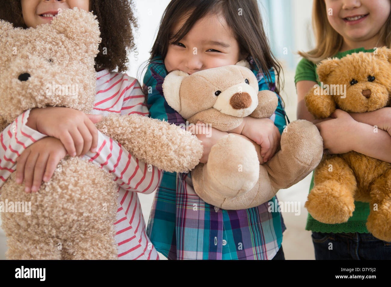 Girls hugging teddy bears Banque D'Images