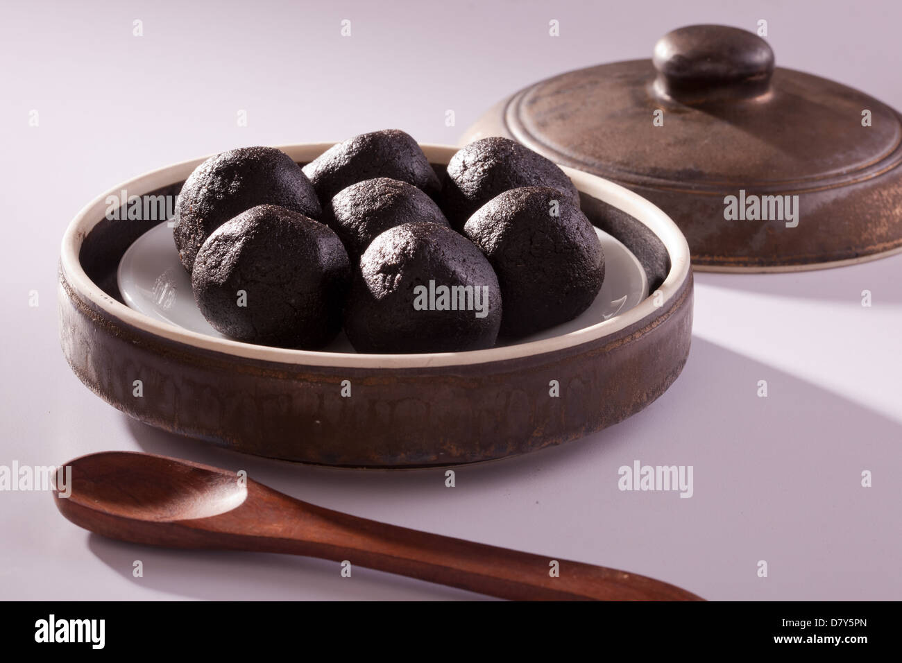 Ellu urundai - Boules de sésame d'Inde du Sud une collation. Banque D'Images