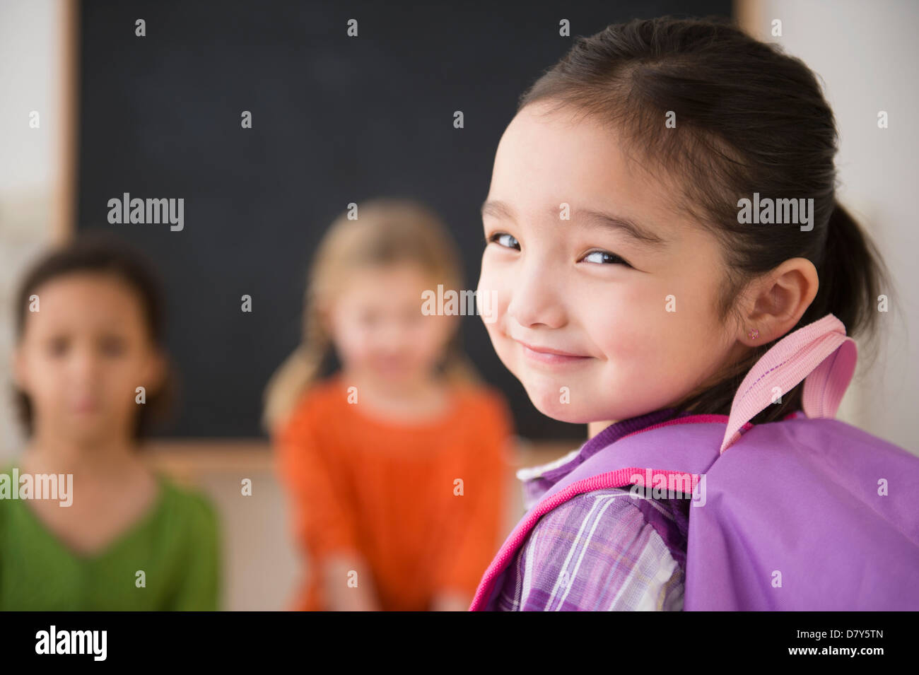 Smiling girl looking over her shoulder Banque D'Images