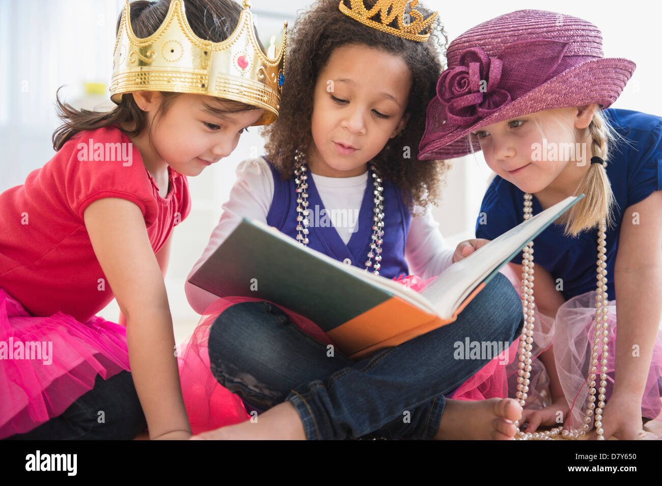 Girls reading book together Banque D'Images