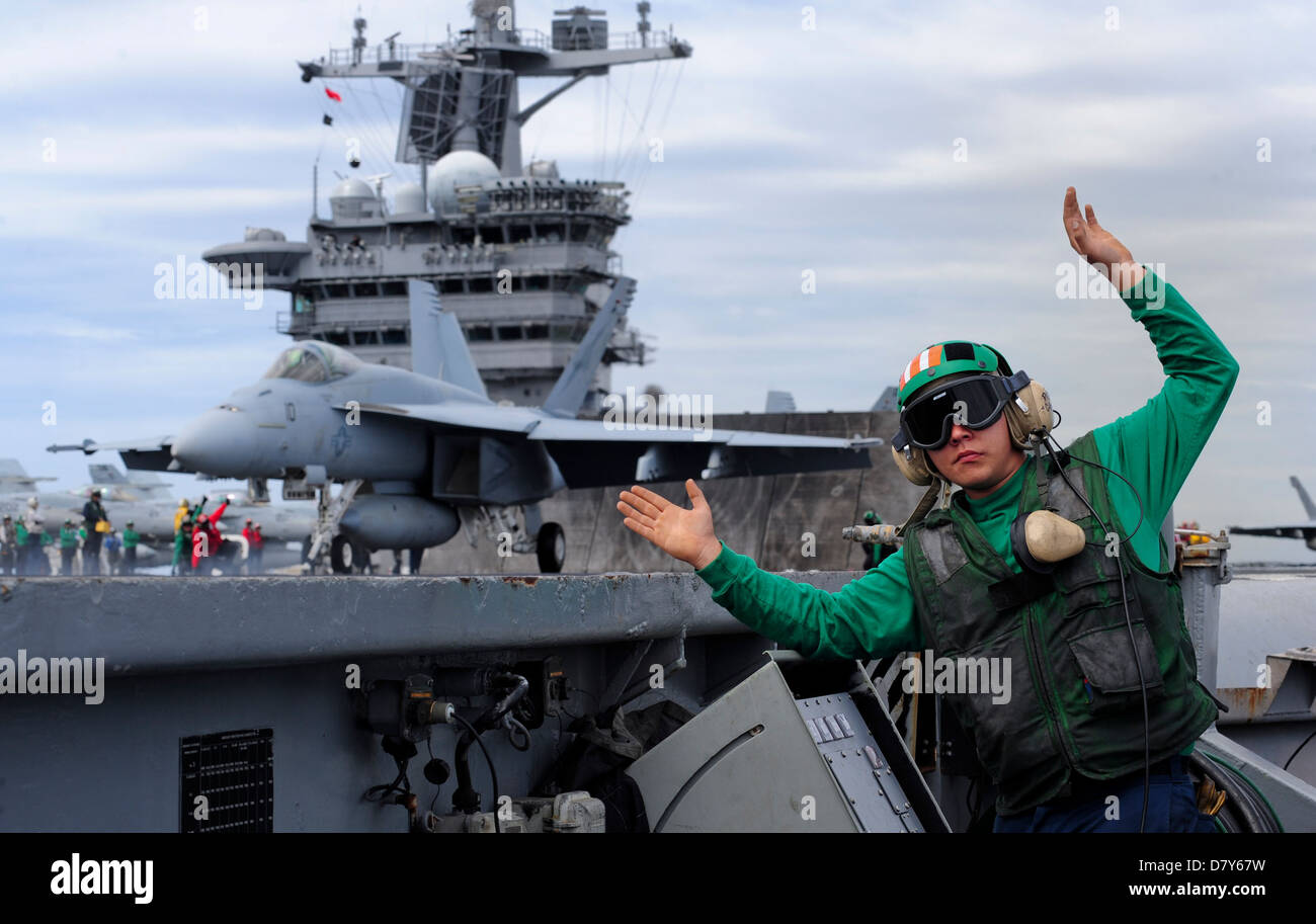 Un marin se prépare à lancer Super Hornet à bord de l'USS Carl Vinson. Banque D'Images