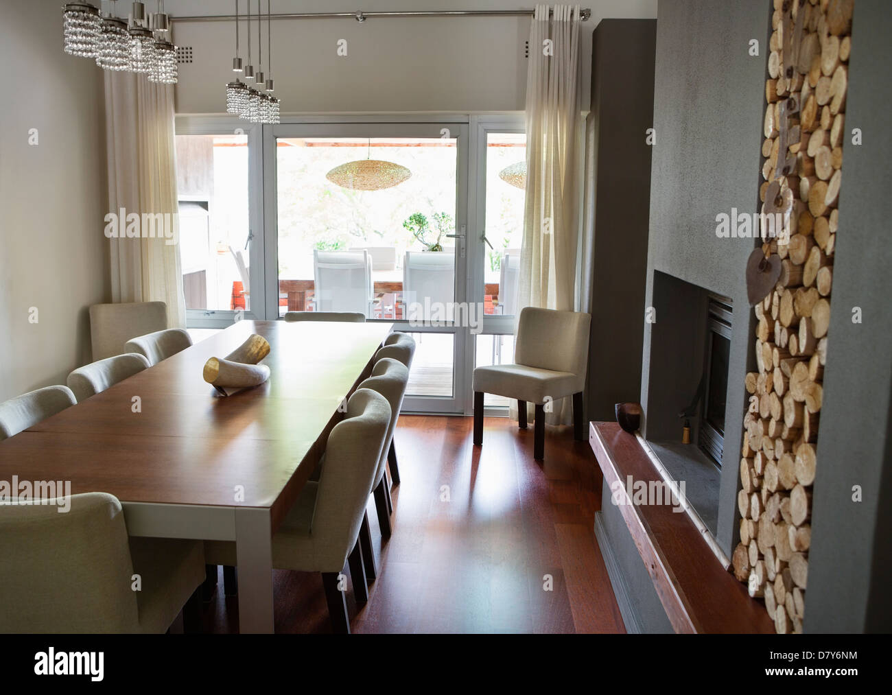 Table et chaises de salle à manger moderne Banque D'Images