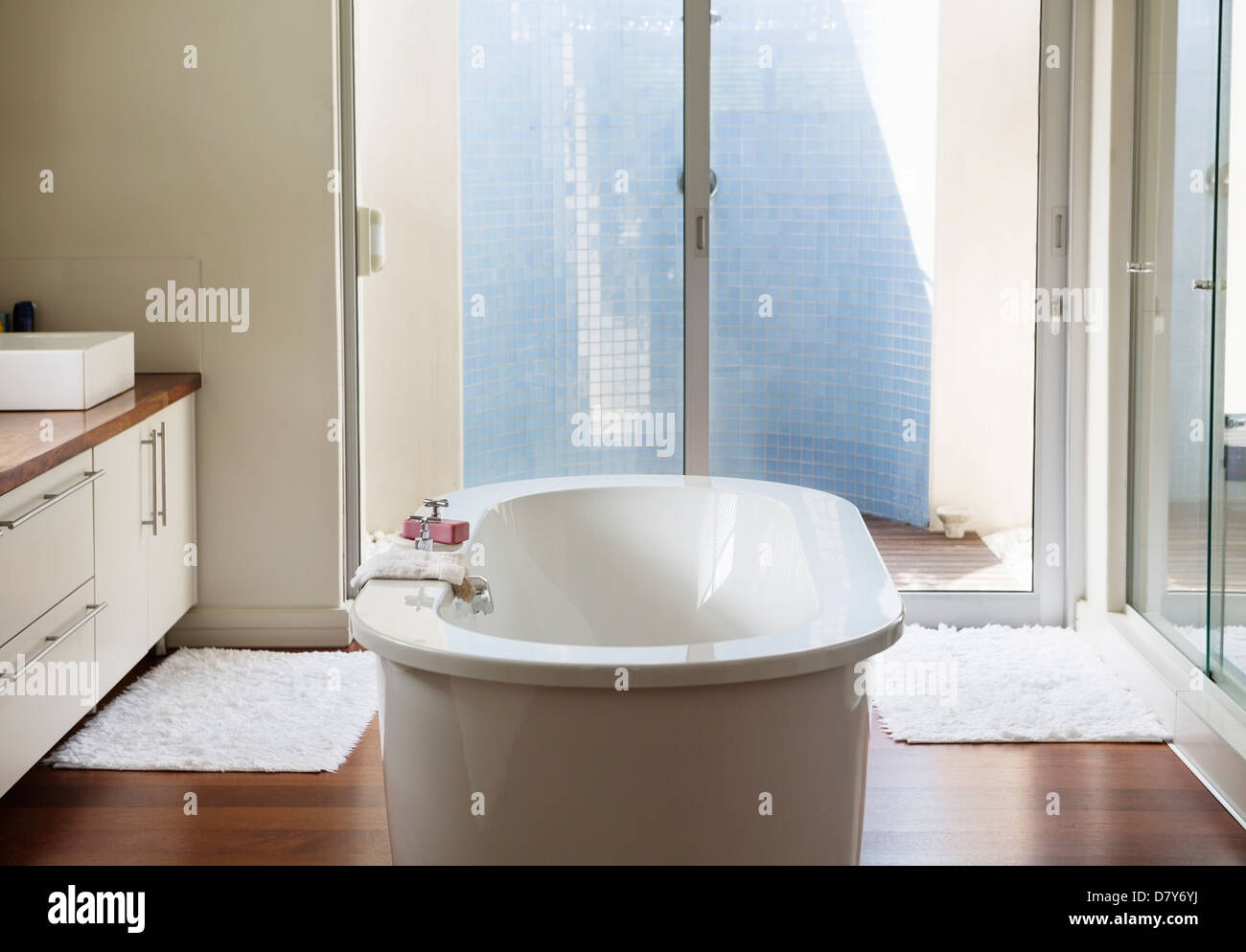 Baignoire dans salle de bains moderne Banque D'Images