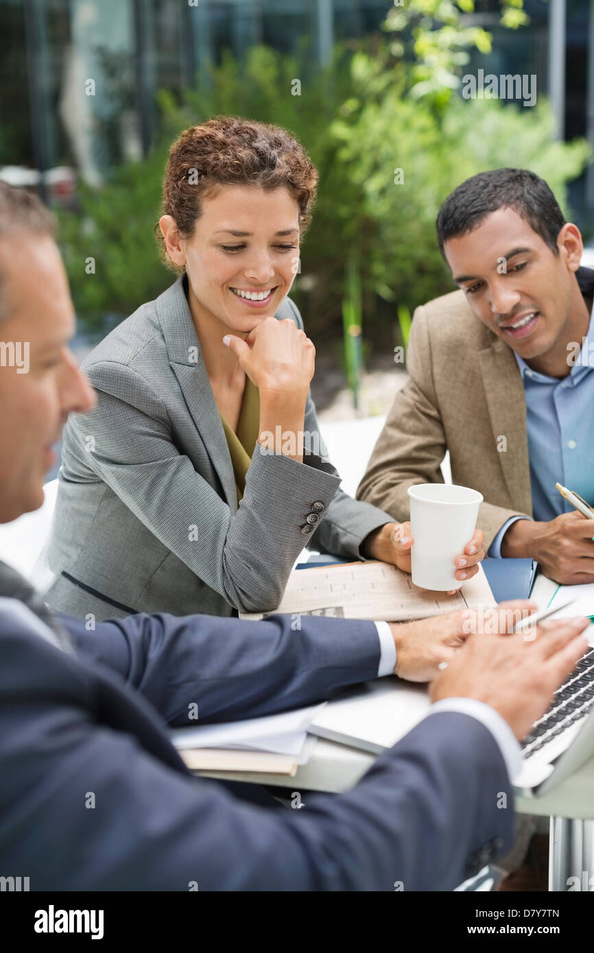 Business people talking outdoors Banque D'Images