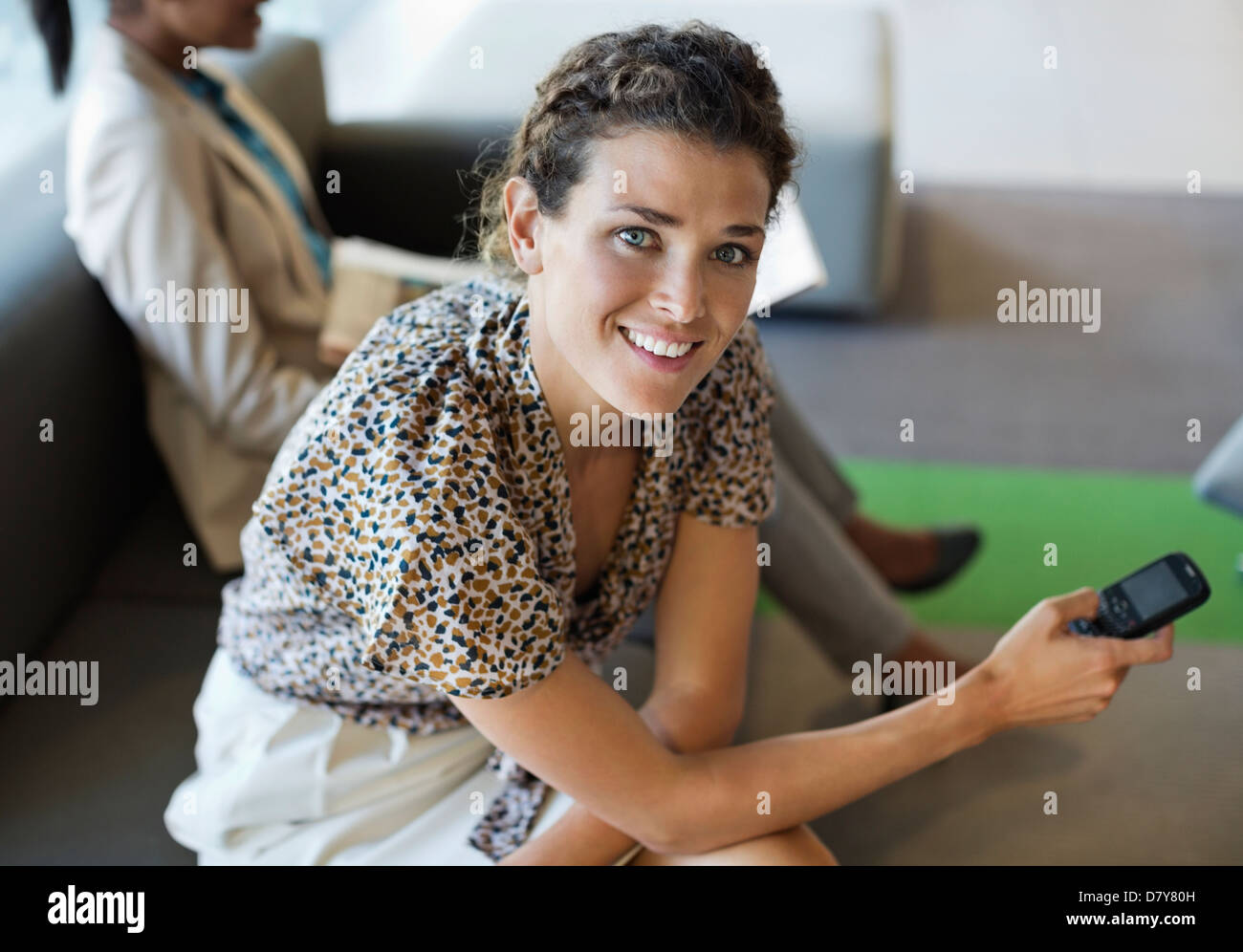 Businesswoman sitting on sofa in office Banque D'Images