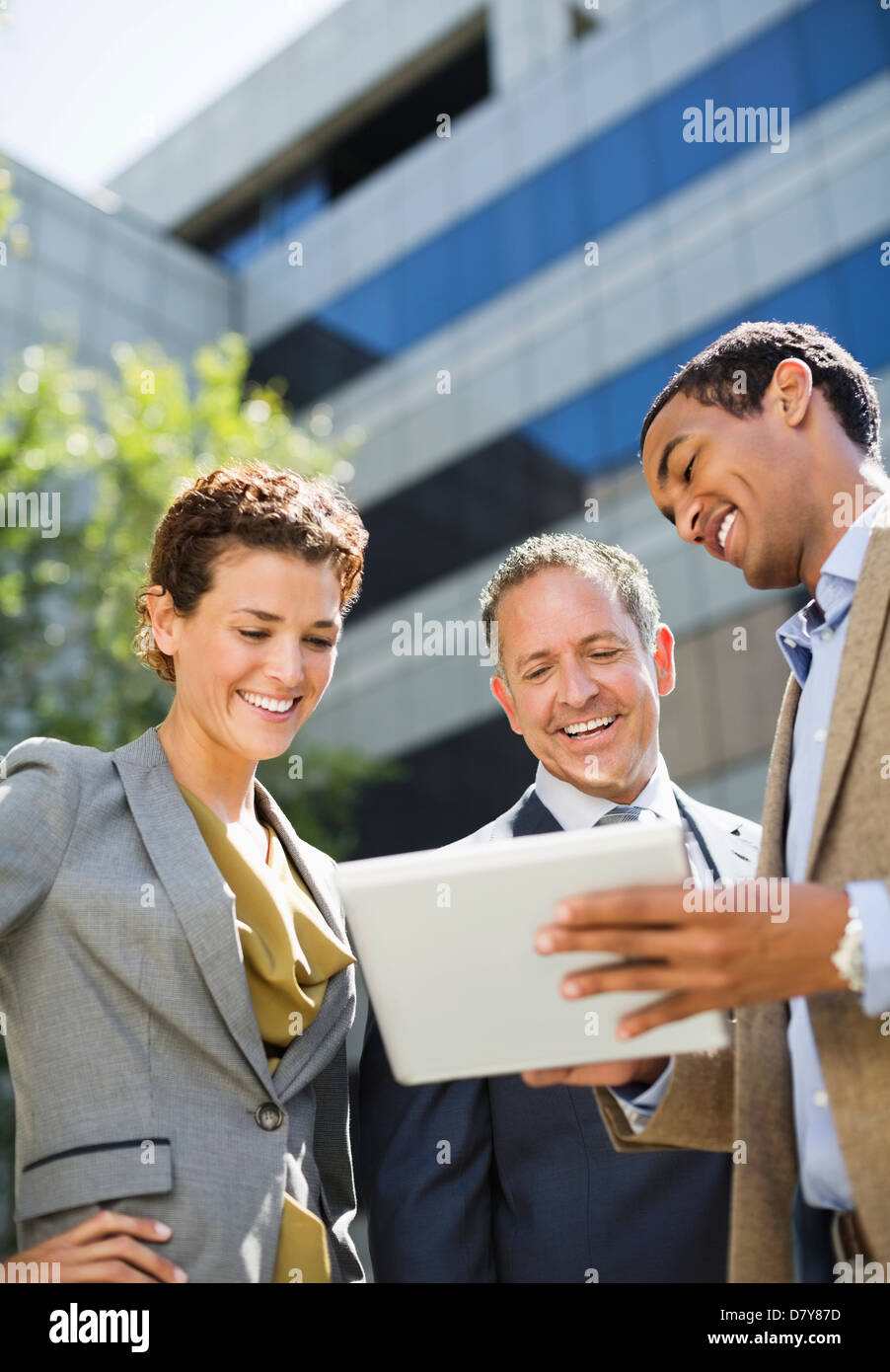 Business people using tablet computer outdoors Banque D'Images