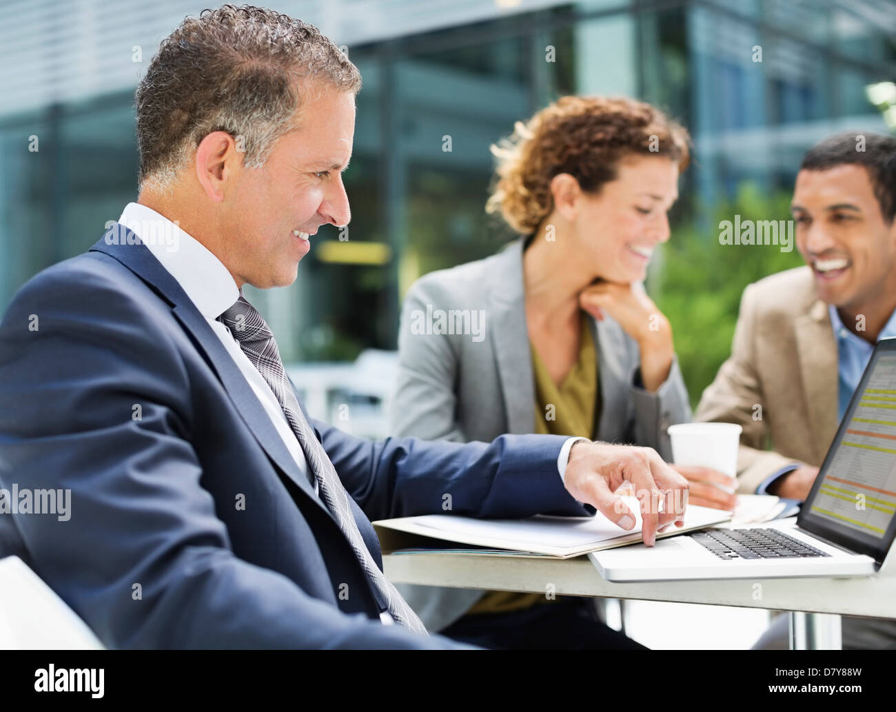 Business people talking outdoors Banque D'Images