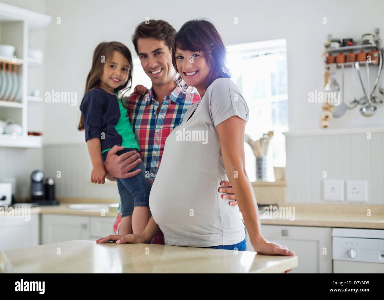 Family smiling together in kitchen Banque D'Images