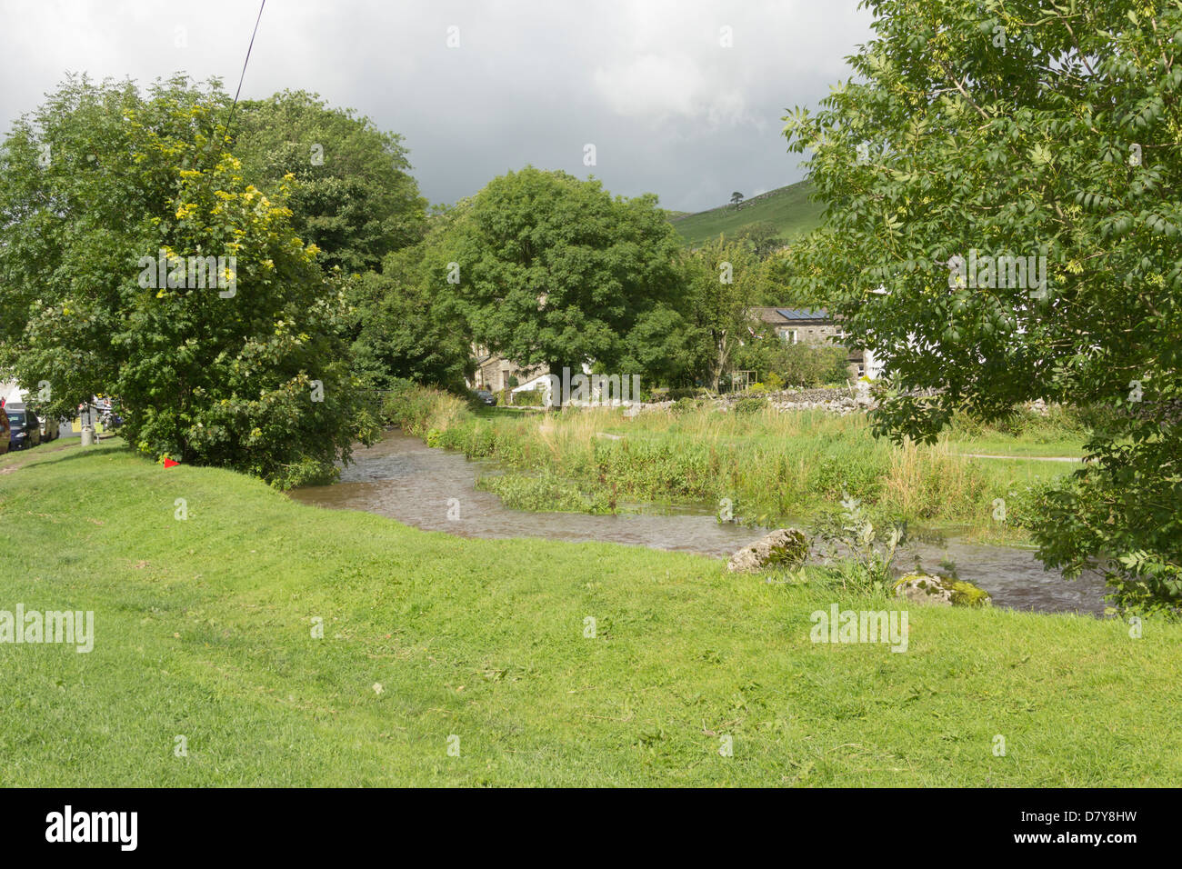 Malham Beck à l'extrémité sud de Malham village, courir à côté de la porte de la chapelle et une partie de la Pennine Way. Banque D'Images