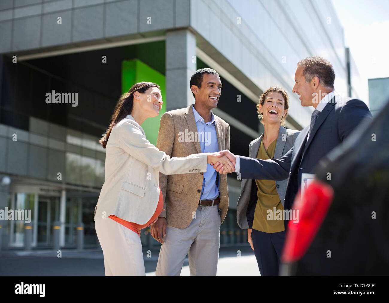 Business people shaking hands outdoors Banque D'Images