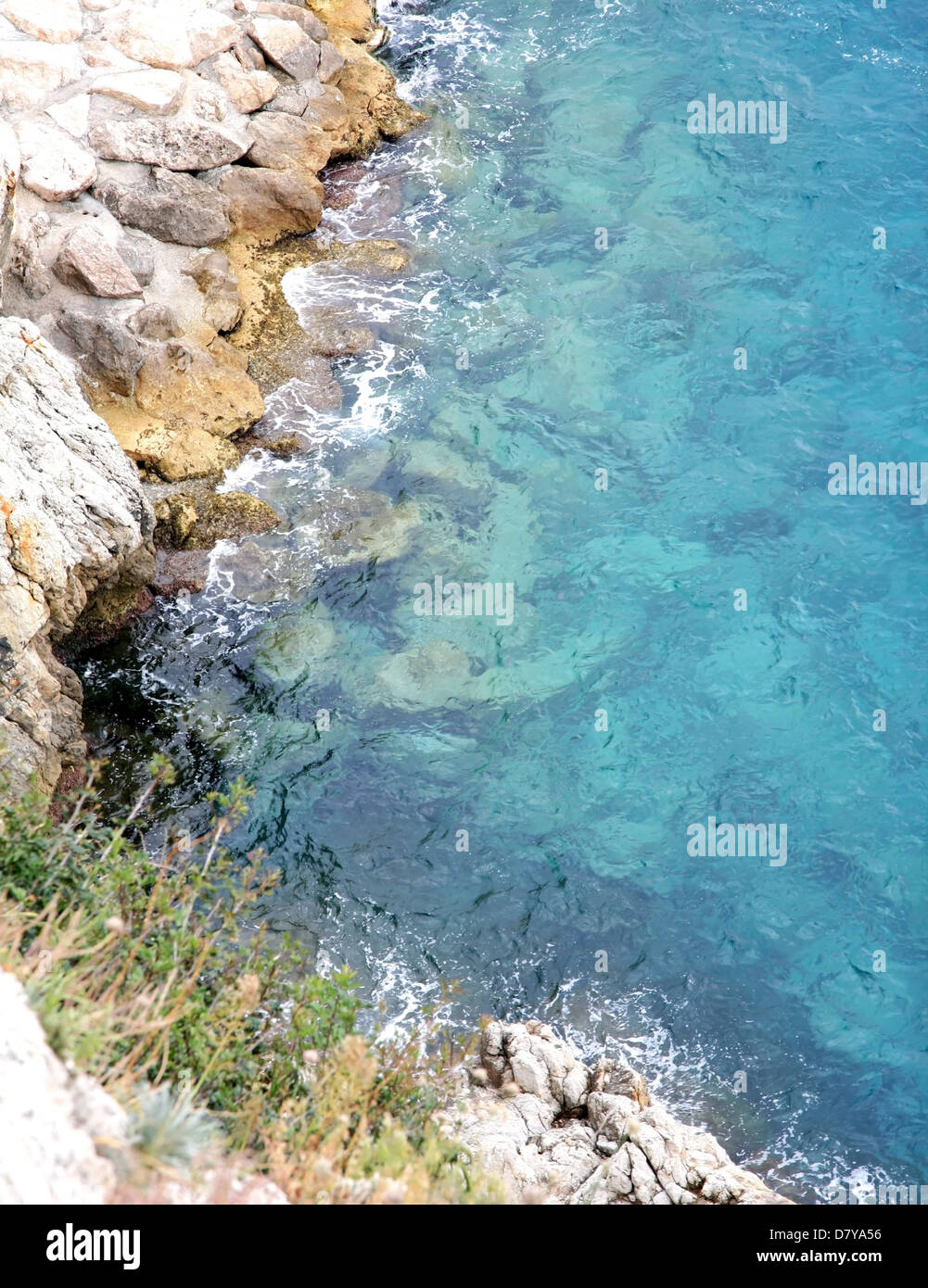 Sur les vagues de la côte rocheuse sur Monaco Beach Banque D'Images