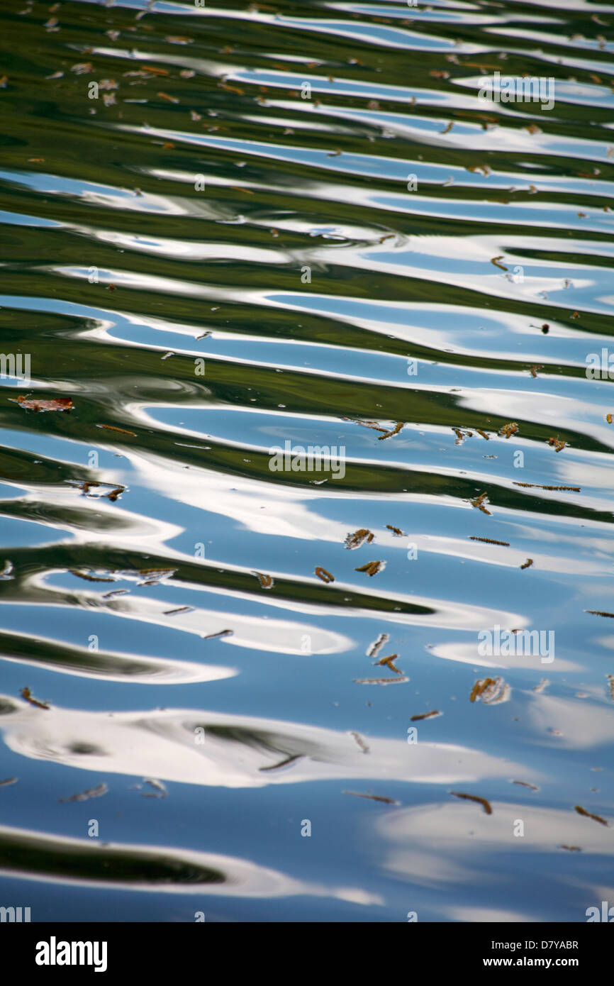 Motifs abstraits de l'eau en mouvement avec sky reflétée Banque D'Images