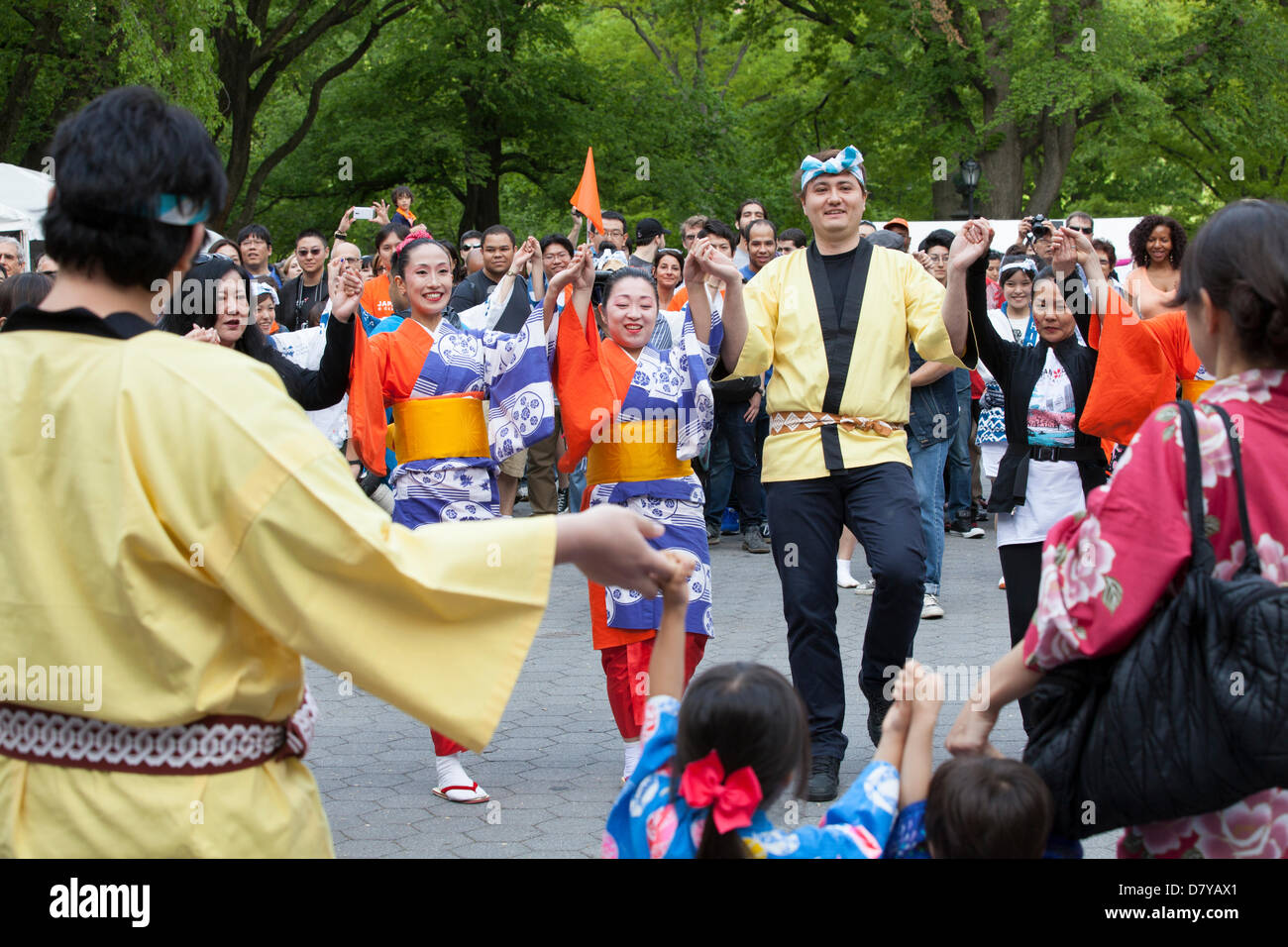 NEW YORK, USA - 12 mai : La danse folklorique japonaise Institute de New York réalise au cours de la Journée du Japon à Central Park le 12 mai, 2013 Banque D'Images