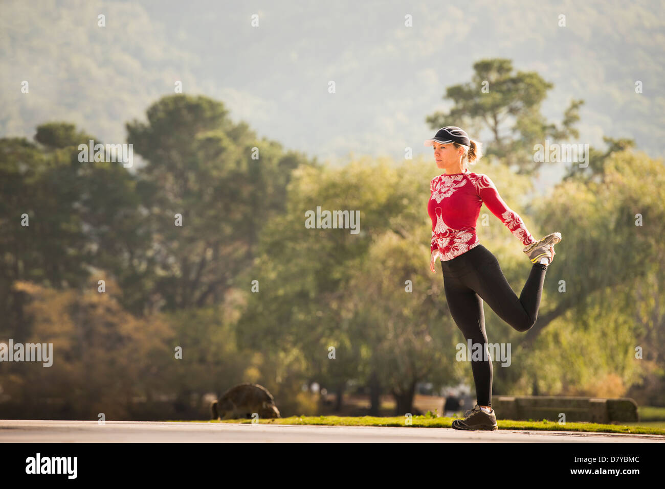 Caucasian runner stretching in park Banque D'Images